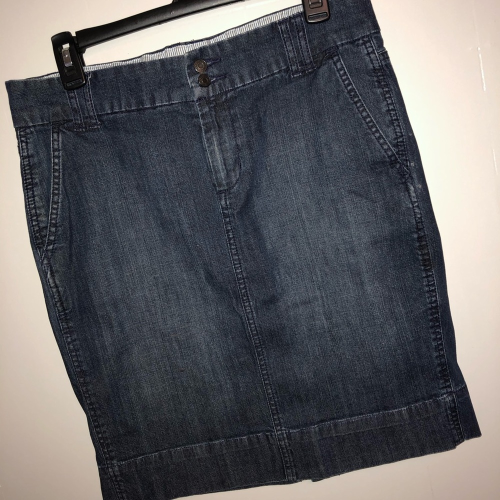 Denim skirt. Knee-Length.